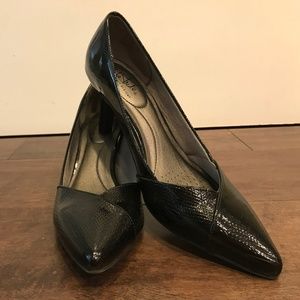 Life Stride Black Patent/Snake Skin Pumps
